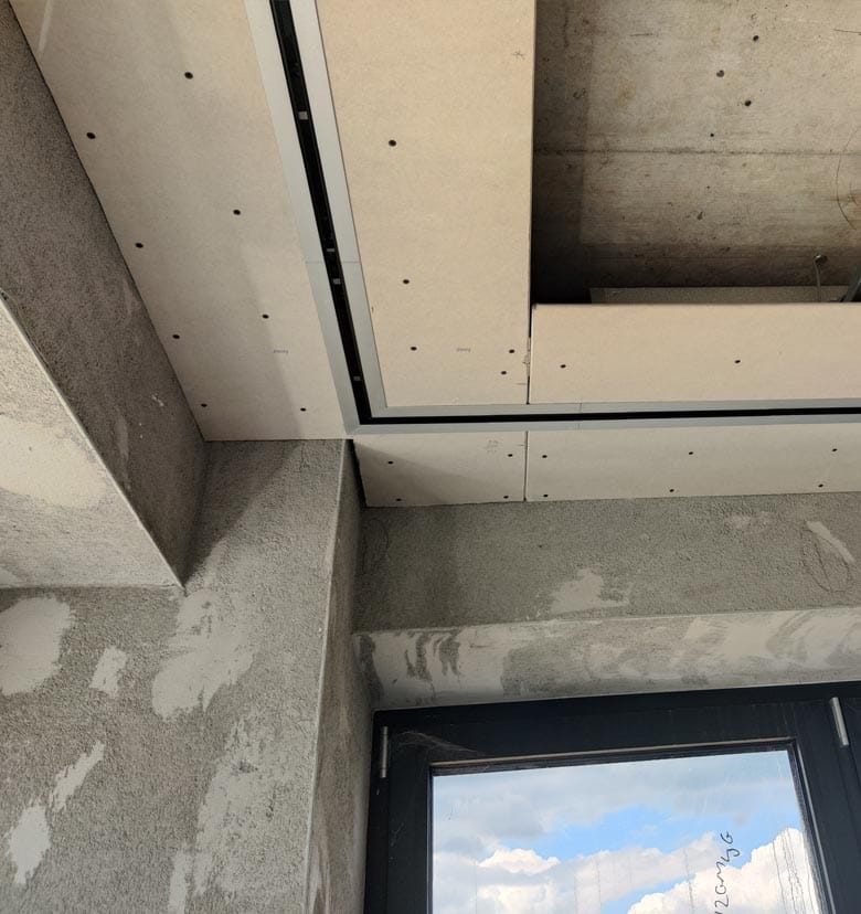 Sustav za hlađenje i industrijska ventilacija s linijskim difuzorima u uredu
